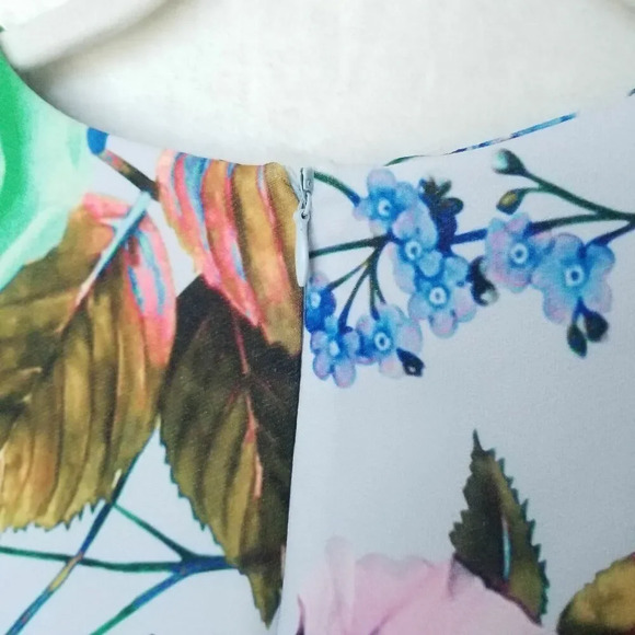 Iconic V&K Studio Floral Bodycon multicolor mini dress Women's size Medium - Picture 11 of 11